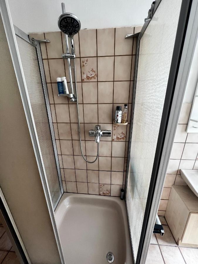Praktisches Zimmer Im Grossen Haus Mit Garten Düsseldorf Dış mekan fotoğraf
