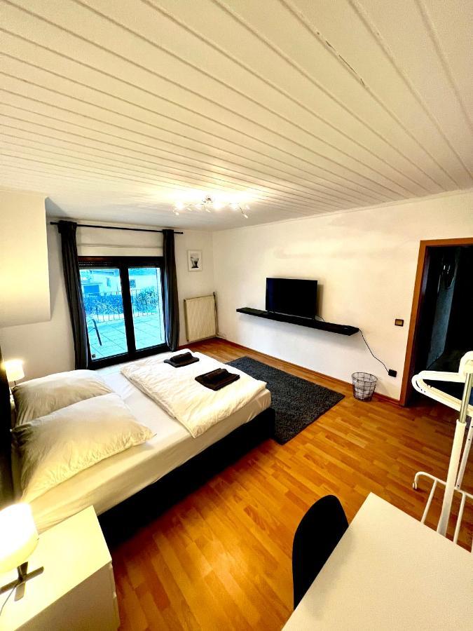 Praktisches Zimmer Im Grossen Haus Mit Garten Düsseldorf Dış mekan fotoğraf